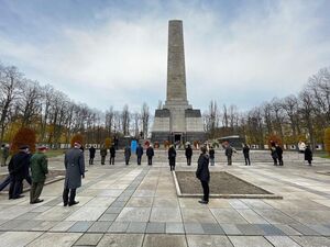 Gedenken aller Vertreterinnen am zentralen Obelisken des sowjetischen Ehrenmales in Schönholz (Foto Torsten Hofer)