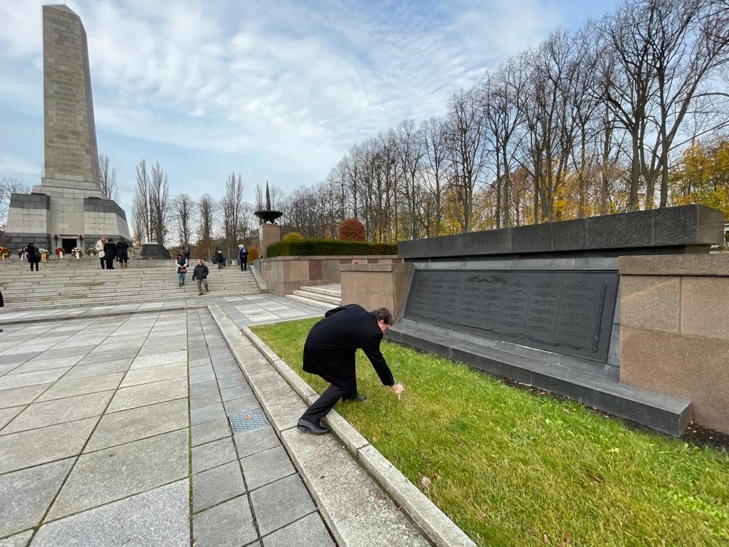 Tobias beim Stecken des Gedenkkreuzes auf einem Gräberfeld (Foto Torsten Hofer) 